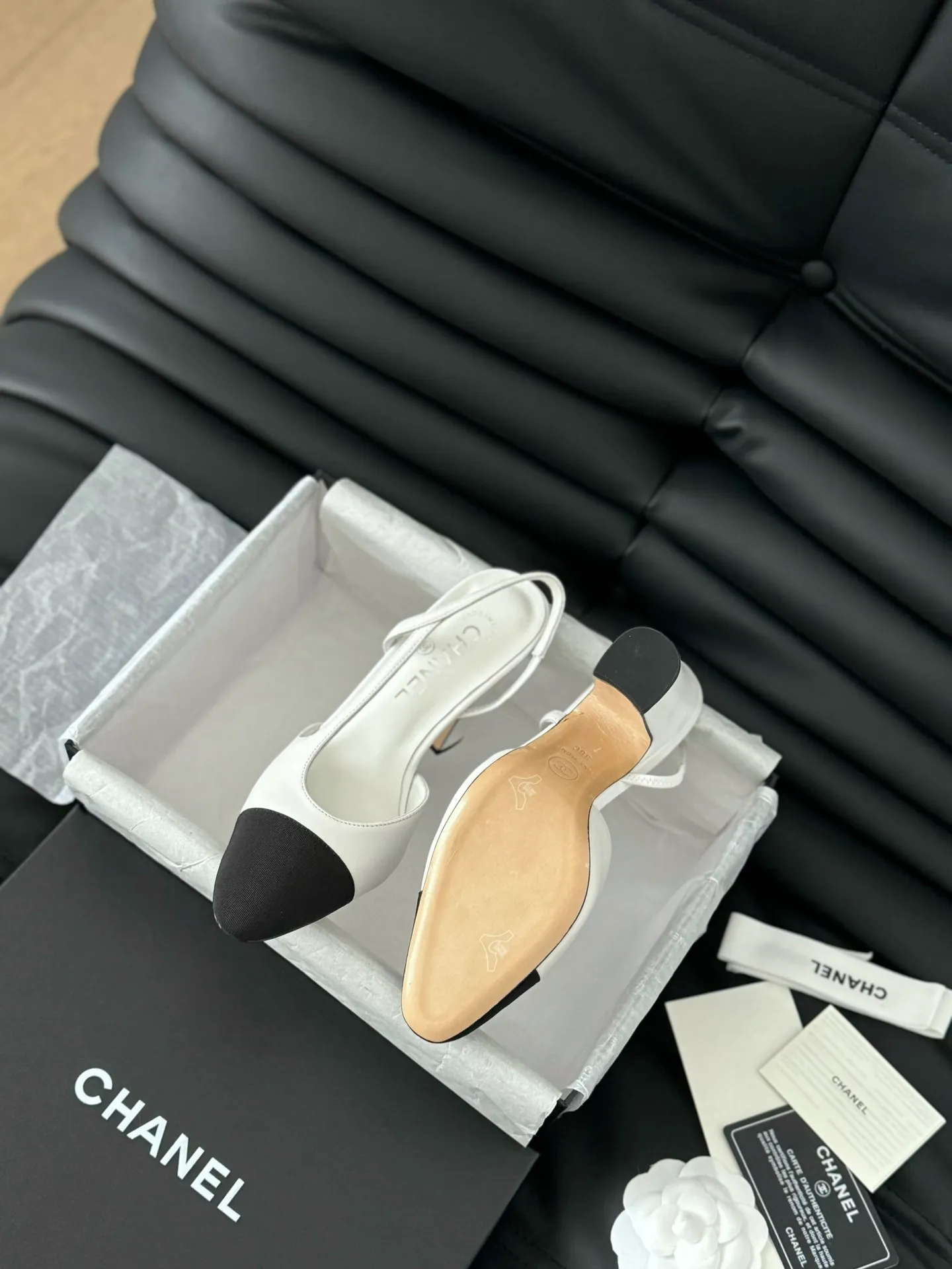 👟👟Ex-factory price 500👟👟 Purchasing-grade Chanel classic slingback sandals. We have been making this model for the past few years. This year we will re-purchase the version and make a detailed copy again. I found that the upper lines and body comfort of the new version have been slightly adjusted! The brand won't say anything because the overall appearance difference is not big and it doesn't affect wearing. All colors now produced are produced according to the latest styles! What you buy is the latest classic model from the counter, made of imported mixed sheepskin surface material, imported mixed sheepskin, and Italian imported cowhide leather soles! High heels 6.5cm Size:35-39 Other sizes can be customized